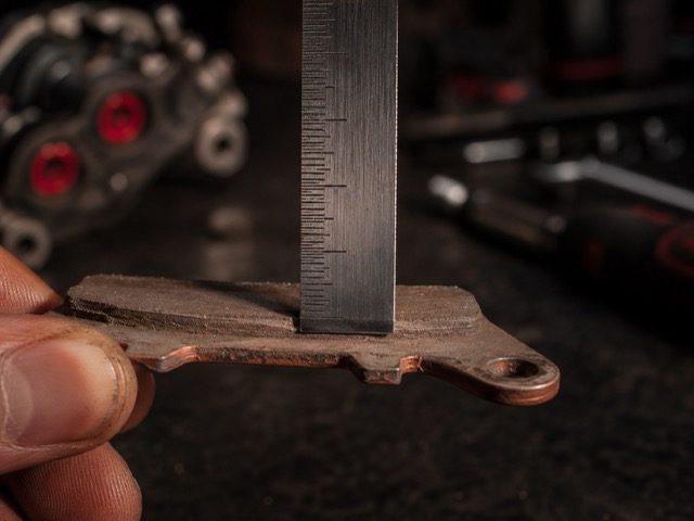 Contrôle de l'épaisseur de garniture sur plaquette de frein motocross usée