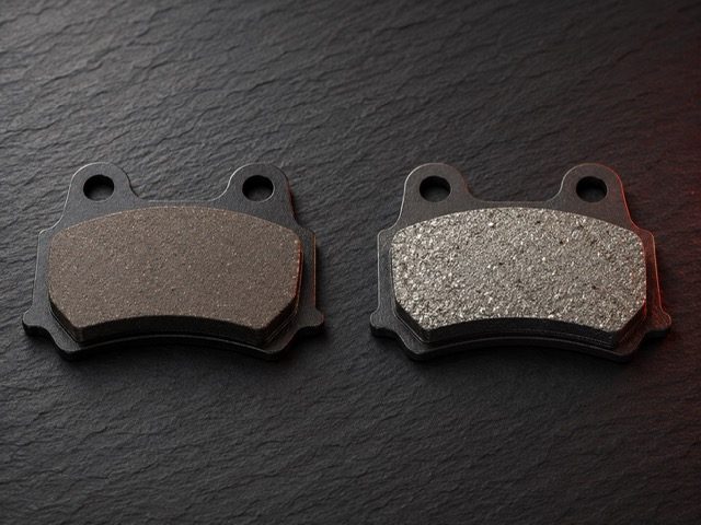 Comparaison visuelle plaquette organique vs métal fritté sinter motocross