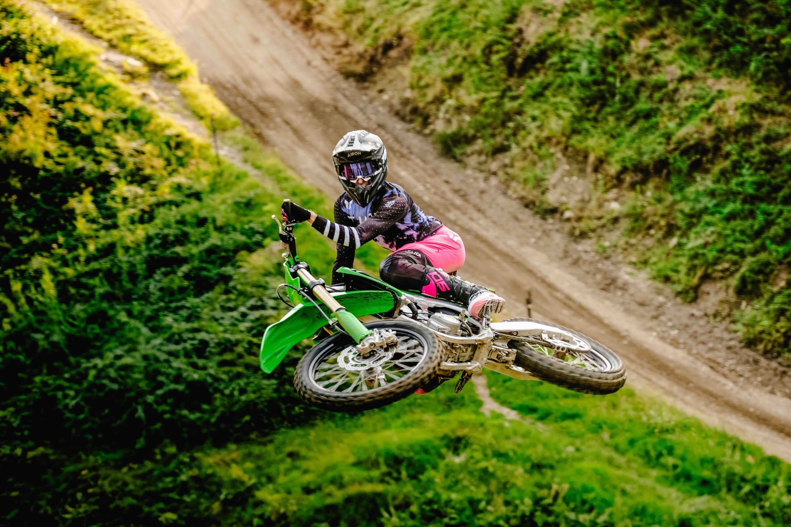 Pilote de motocross en action sur circuit — comparatif bottes MX