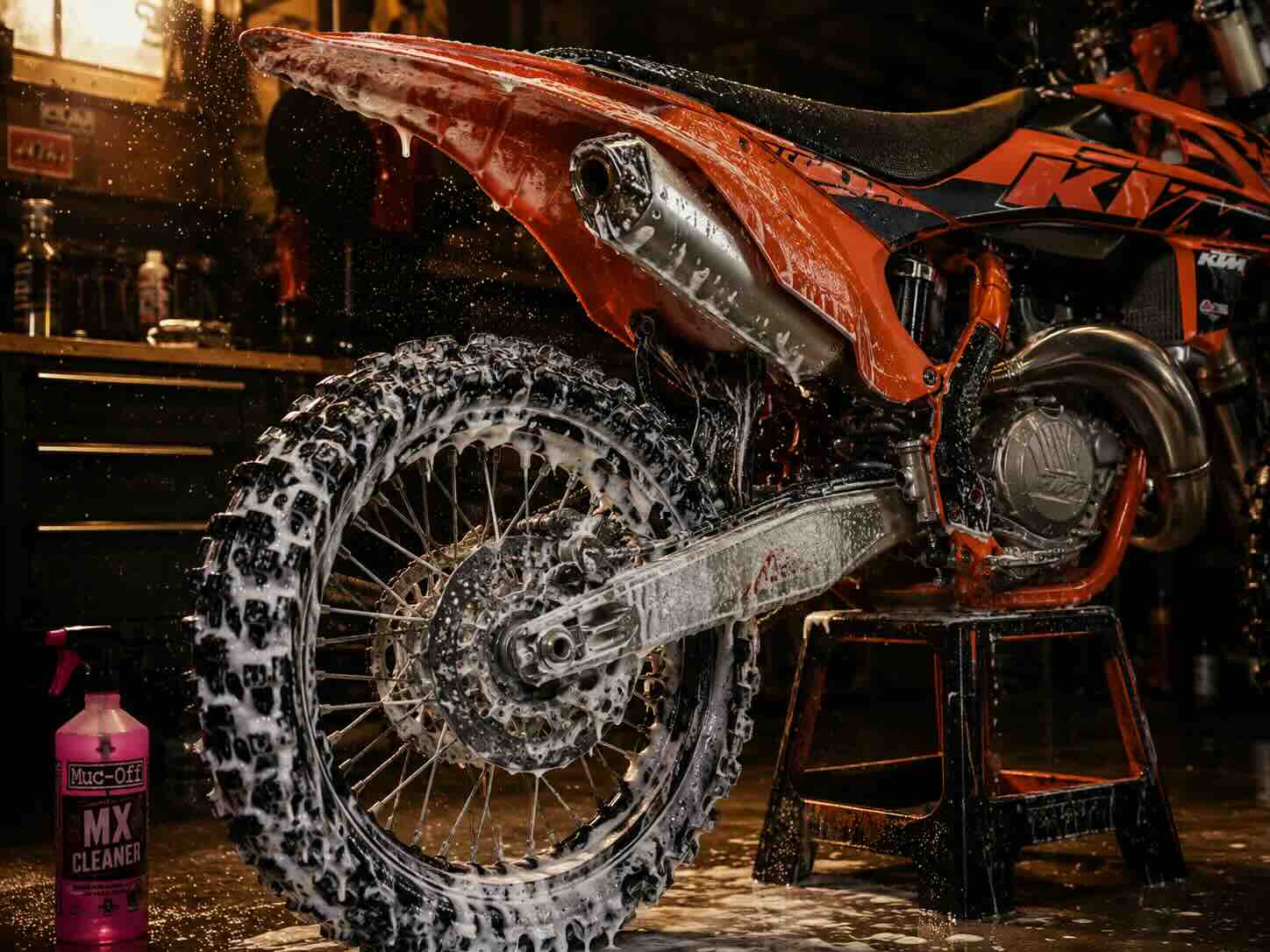 Lavage d’une moto cross au nettoyant avant inspection mécanique
